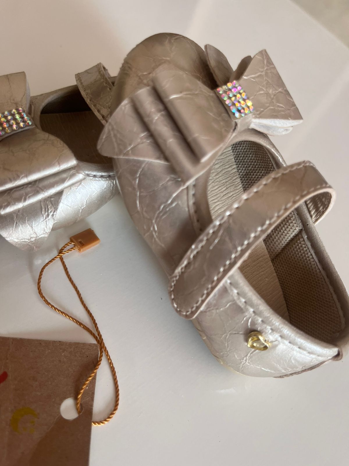 Sapatilha de Bebê Pekenos Laço de Strass Dourado Tam 19