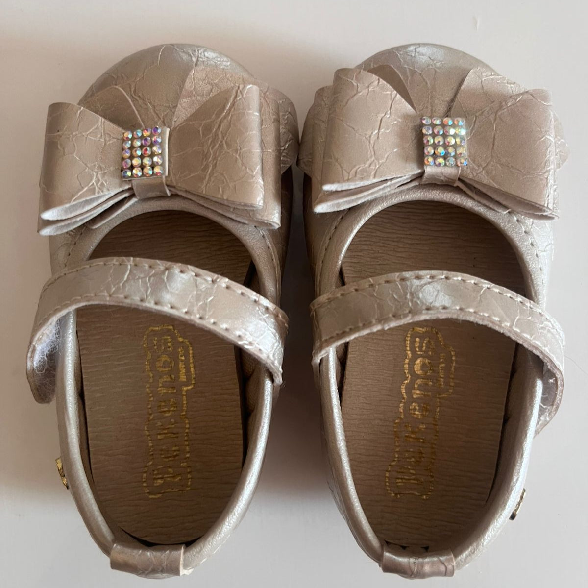 Sapatilha de Bebê Pekenos Laço de Strass Dourado Tam 19