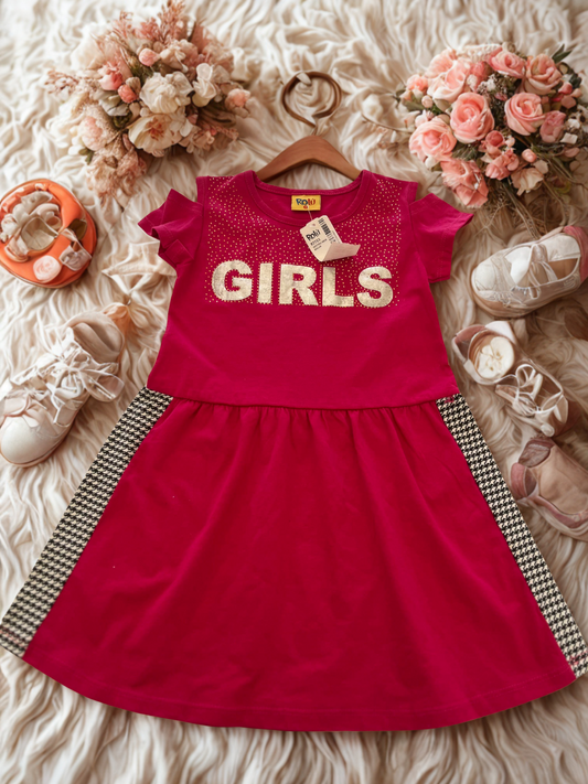 Vestido de cor rosa vibrante, com o aplique "GIRLS" escrito em letras brilhantes-TAM 4