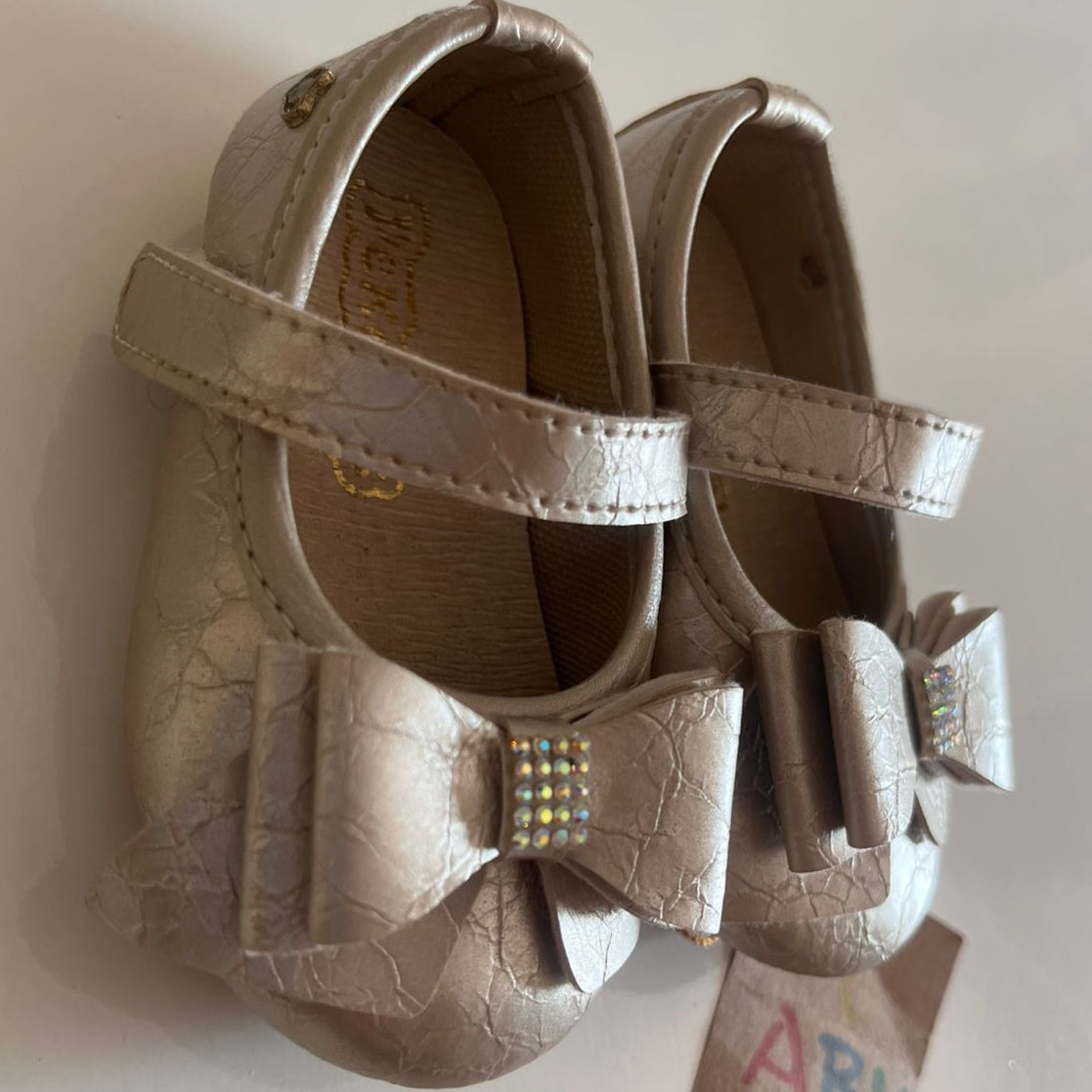 Sapatilha  de Bebê Pekenos  Laço  de Strass Dourado Tam 19